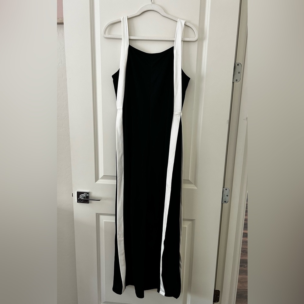 Super cute NEVER WORN Romper! Size L (fits more like a M imo) Black & White.